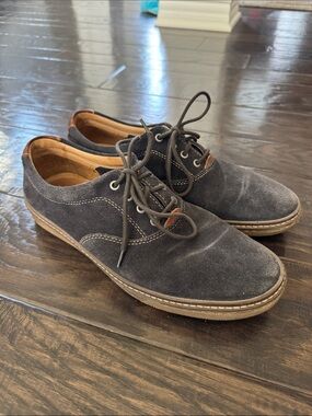 Johnston & Murphy Men's Suede Chukka Boots in Navy with Tan Trim